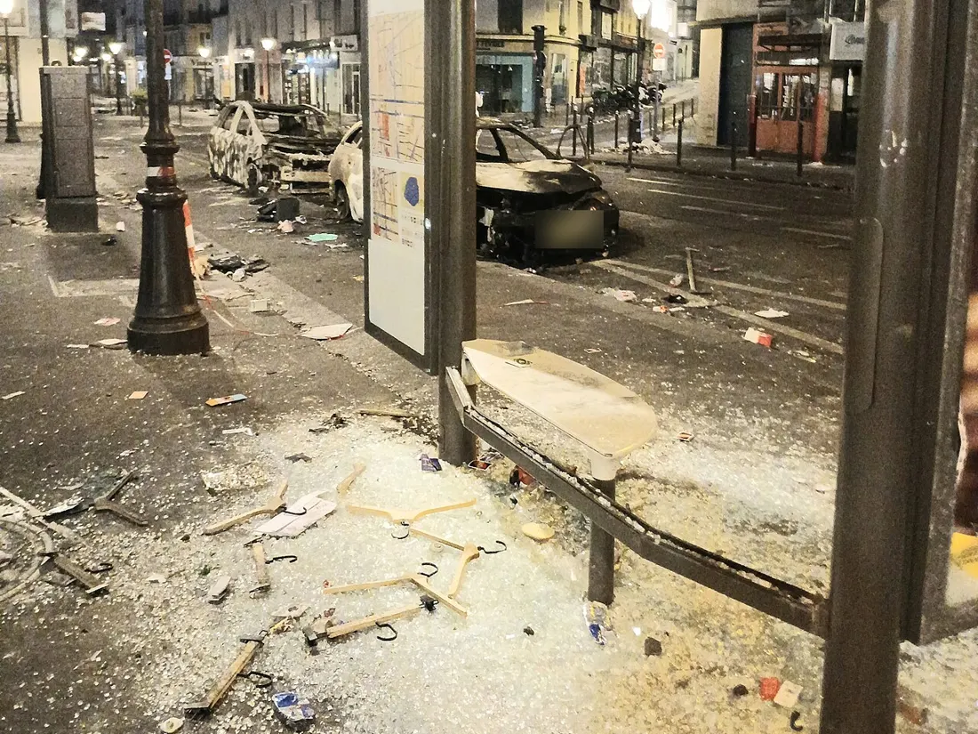 Vitres brisées et voitures brûlées rue Saint-Denis à Paris, le 17 octobre 2026